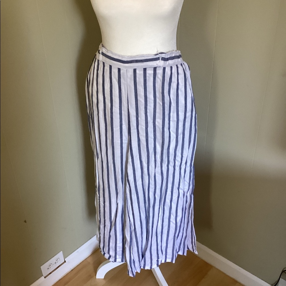 Long crop pants.
